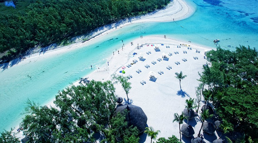 ILE AUX CERFS, White sand beach in Mauritius